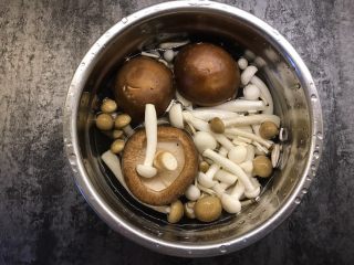 2、筒骨菌菇汤,香菇、白玉菇、蟹味菇洗净沥干