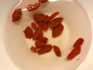 4、筒骨菌菇汤,枸杞提前泡发