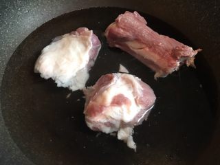 5、筒骨菌菇汤,筒骨洗净，冷水下锅，焯水后捞起