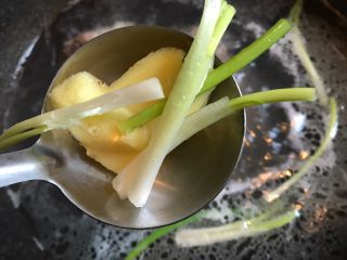 9、筒骨菌菇汤,加入两片生姜，适量葱段