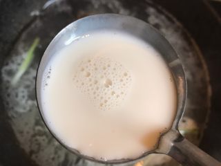 11、筒骨菌菇汤,加入两勺纯牛奶