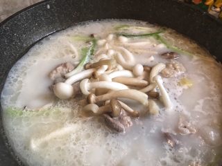 12、筒骨菌菇汤,加入菌菇
