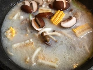 13、筒骨菌菇汤,加入香菇和玉米，大火烧开转中火将菌菇炖熟