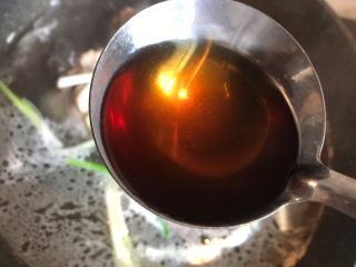 10、筒骨菌菇汤,加入一汤勺料酒