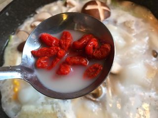 14、筒骨菌菇汤,菌菇熟时放入枸杞