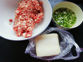 1、小元宝馄饨,准备好材料，小葱切丁泡水并挤压葱花，攥出汁水