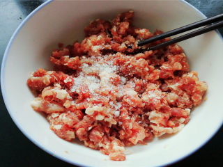 2、小元宝馄饨,肉糜打散，加入盐顺时针搅拌