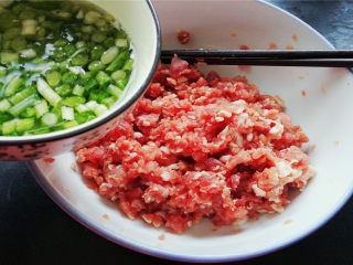 4、小元宝馄饨,分多次加入葱水，顺时针搅拌上筋，每次吸收再倒入