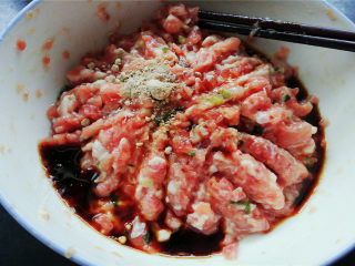 7、小元宝馄饨,再依次加入调味料，生抽，白胡椒粉搅拌均匀