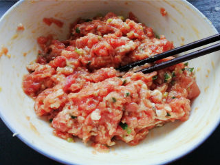 9、小元宝馄饨,滴入芝麻油顺时针搅拌均匀备用，也避免汁水渗出