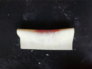 11、小元宝馄饨,沾点清水涂抹馄饨皮的对折面上，皮对折沾住