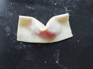 12、小元宝馄饨,肉馅处折一个凹形，角边涂抹清水再叠合