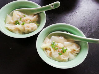 16、小元宝馄饨,把馄饨装入碗中，撒点葱花就可以开动了