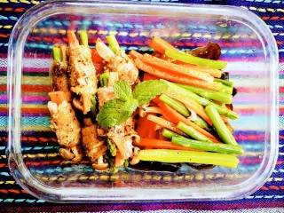 11、五色牛肉卷和豆腐羹,将蔬菜条焯水，倒入锅中剩下的酱汁里快速翻炒起锅，和牛肉卷一起装入乐扣盒，给家人带到学校或公司都很方便。