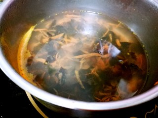 12、五色牛肉卷和豆腐羹,锅中热油，加入姜蒜爆香，加入黑木耳、蟹腿菇翻炒，加水，加入豆腐或豆干烧开。