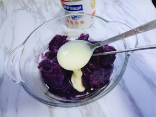 5、回甘清甜的苦瓜酿紫薯,加入一勺炼乳，搅拌均匀。