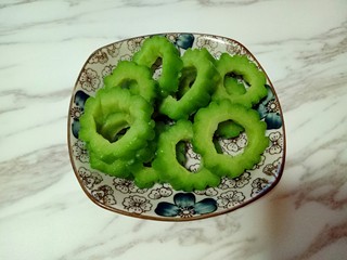 11、回甘清甜的苦瓜酿紫薯,再捞出淋干水份。