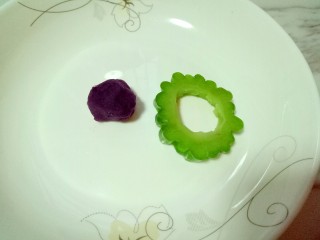 13、回甘清甜的苦瓜酿紫薯,取一个苦瓜圈，取一小块紫薯泥(紫薯泥大小和苦瓜圈的大小差不多即可)