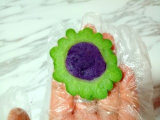 14、回甘清甜的苦瓜酿紫薯,将紫薯泥填入苦瓜圈里，压实填平。 依次做完。