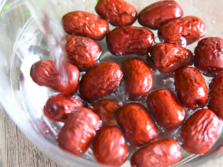 1、甜蜜红枣加糯米，超好吃的甜点，做法简单！,红枣用清水浸泡30分钟