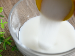 2、甜蜜红枣加糯米，超好吃的甜点，做法简单！,取30g牛奶，并倒入15g糖，拌匀