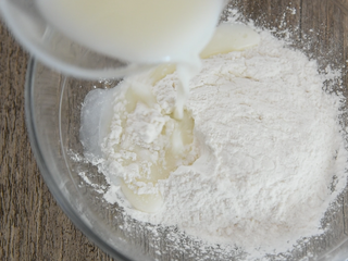 3、甜蜜红枣加糯米，超好吃的甜点，做法简单！,拌匀后倒入50g糯米粉中，拌匀