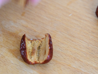 5、甜蜜红枣加糯米，超好吃的甜点，做法简单！,将红枣切开口，取掉里面的籽