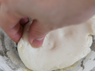 6、甜蜜红枣加糯米，超好吃的甜点，做法简单！,取适量面团，用手搓成椭圆