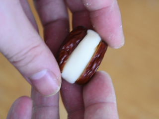 7、甜蜜红枣加糯米，超好吃的甜点，做法简单！,将糯米塞入红枣中