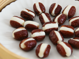 8、甜蜜红枣加糯米，超好吃的甜点，做法简单！,放入蒸锅