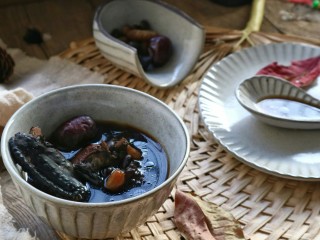 1、＃一碗汤＃熟地黑豆乌鸡汤,这是6——8人食的份量，可以根据自家人口增减食材（乌鸡除外其它食材在药铺或者网上均可买到）