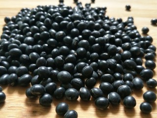 4、＃一碗汤＃熟地黑豆乌鸡汤,黑豆有清热解毒、补血养肾、抗老防衰的功效