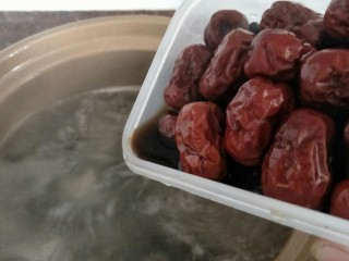 11、＃一碗汤＃熟地黑豆乌鸡汤,倒入煲汤食材，大火煮开后关小火熬1.5——2个小时