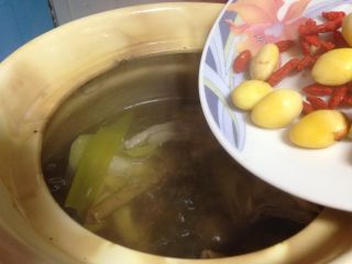 12、黄芪红枣土鸡汤,煲汤大概需要1小时30分钟左右,最后10分钟的时候加入白果、枸杞和盐调味即可