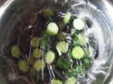 2、【酱香浓郁的酱黄瓜】媲美中华老字号的什锦酱菜,盖上保鲜膜2小时。2小时以后将黄瓜里渗出来的水分倒掉