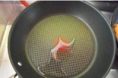 5、【酱香浓郁的酱黄瓜】媲美中华老字号的什锦酱菜,开始准备酱菜用的汁，在炒锅里加入食用油，中火烧开