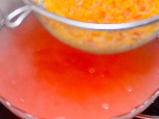 2、山楂糖条,煮好的山楂水过滤出来。