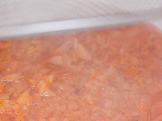 3、山楂糖条,山楂继续放入锅内，加水煮。继续煮两次。每次煮30分钟-40分钟。每次的水都过滤保留起来。