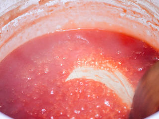 9、山楂糖条,大火煮，等到汤汁开始浓稠了，转小火，并且不停的搅拌。