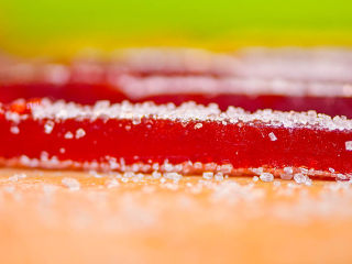 11、山楂糖条,等晾凉后，切成条。完成。制作的关键熬煮，最后的熬煮一定要足够浓稠，这样冷却后才能切成条，如果切不断，可以放回锅内加点水，再继续熬煮，也可以再加点白糖，白糖多点也有利于成型。