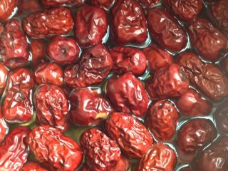 2、糯米大晶糕,红枣清洗干净，泡一夜