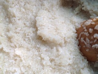 6、糯米大晶糕,将糯米蒸至六成熟，盛出来，趁热加入白砂糖，均匀的搅拌至白砂糖融化