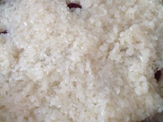 8、糯米大晶糕,依此类推，直到铺完为止，继续往锅里加满水，大火蒸1：30（PS：我蒸了两个小时，因为家里有老人）