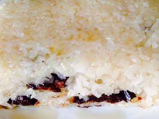 10、糯米大晶糕,压完后，将保鲜膜揭开，菜刀粘点凉白开，慢慢切开，装盘，浇点蜂蜜或者桂花糖即可食用