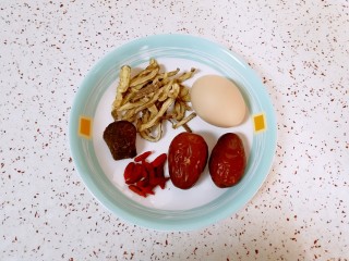 1、当归红糖煮鸡蛋,准备好食材。