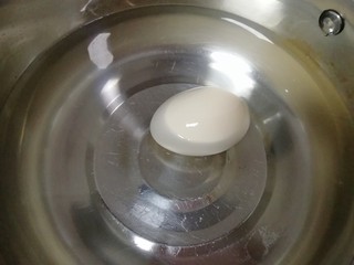 3、当归红糖煮鸡蛋,锅里加入水撒点盐(撒盐是为了防止鸡蛋煮裂)，放入鸡蛋，烧开以后转小火煮10分钟关火。
