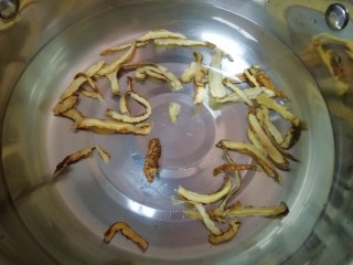 4、当归红糖煮鸡蛋,另一个锅里放入泡过的当归，加入600ml水烧开，小火煮15分钟。