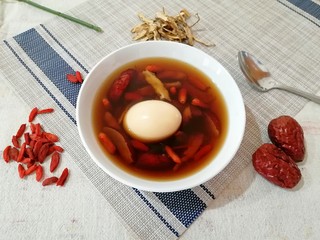 9、当归红糖煮鸡蛋,鸡蛋红枣枸杞都可以直接吃。