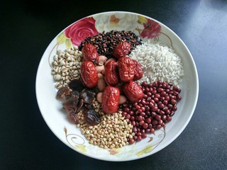 8、养气补血八宝粥,红枣八颗。