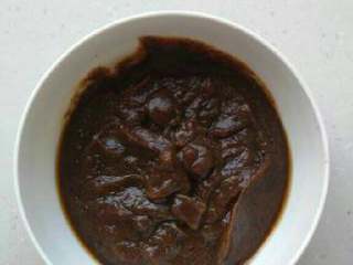 1、红糖枣糕的家常做法,1. 先做枣泥。150克干红枣去蒂用清水泡半小时，高压锅放适量水放入红枣，大火烧开上汽后转中小后煮10分钟。去核直接放搅拌机中打成泥（枣吸收了足够多的水份，不用放水直接搅拌。可以不用去枣皮的哦）